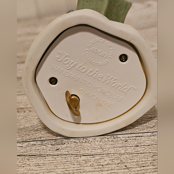 Vintage 1985 Avon Joy to the World Handpainted Porcelain Music Box Carolers - Picture 9 of 9